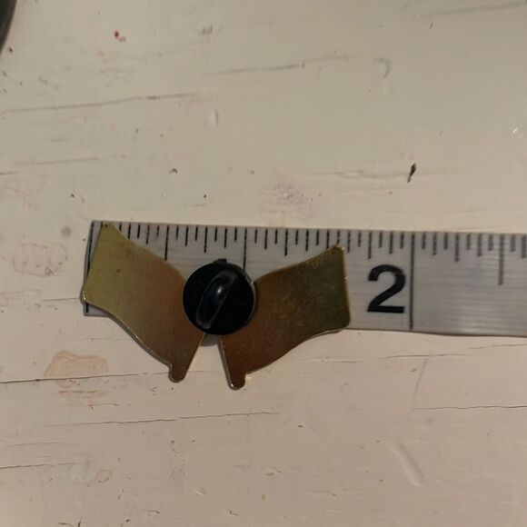 Vintage 1.5” gold tone double U.S. flag hat lapel pin tie tack - Picture 9 of 10